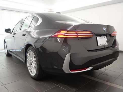 Used 2025 BMW 530i w/ Premium Package image 5