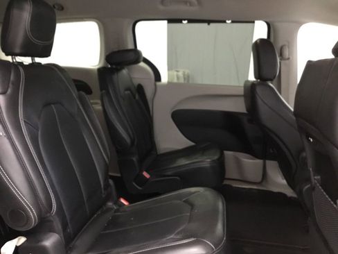 Used 2024 Chrysler Pacifica Touring-L image 19