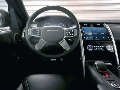 Certified 2025 Land Rover Discovery Dynamic SE image 4