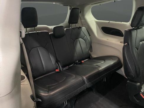 Used 2018 Chrysler Pacifica Touring-L image 33