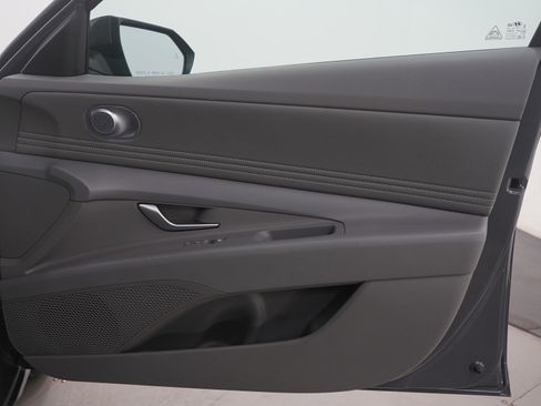 Certified 2025 Hyundai Elantra SEL image 9