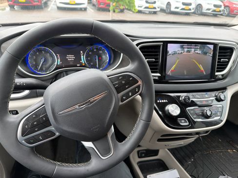 Used 2024 Chrysler Pacifica Touring-L FWD image 10