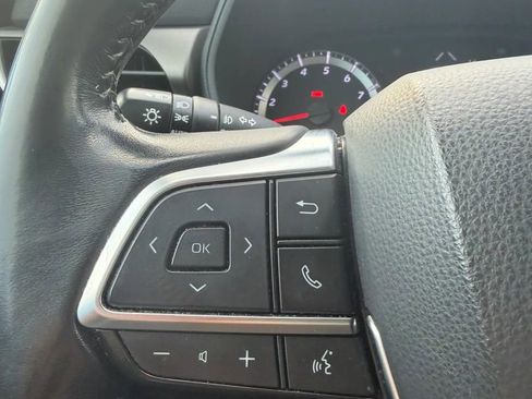 Used 2021 Toyota Highlander LE AWD/4WD image 25
