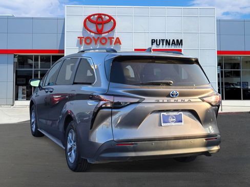 Used 2024 Toyota Sienna XLE image 6