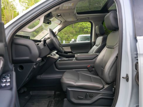 Certified 2025 Ford Expedition Active AWD/4WD image 19