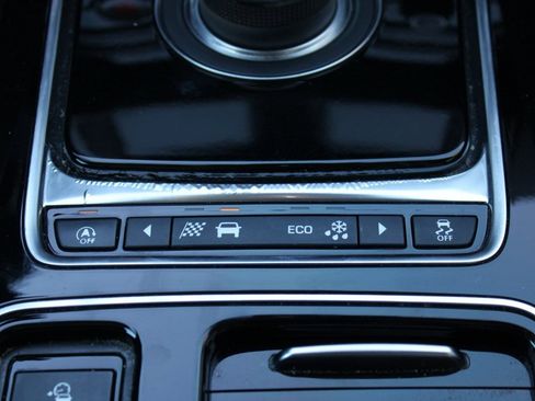 Used 2020 Jaguar F-PACE Premium image 20