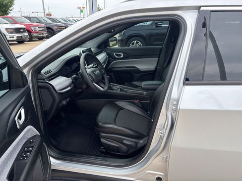 Used 2025 Jeep Compass Latitude AWD/4WD image 15