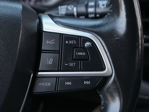 Used 2022 Toyota Highlander XLE FWD image 24