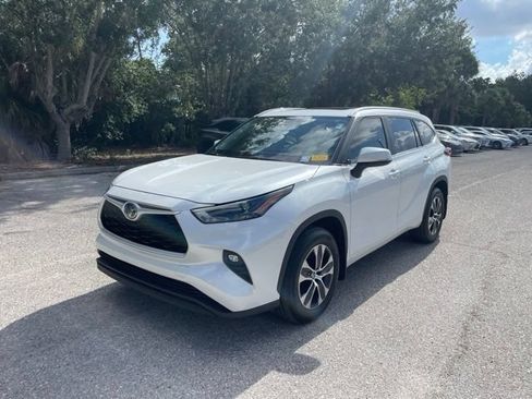 Used 2023 Toyota Highlander XLE FWD image 5