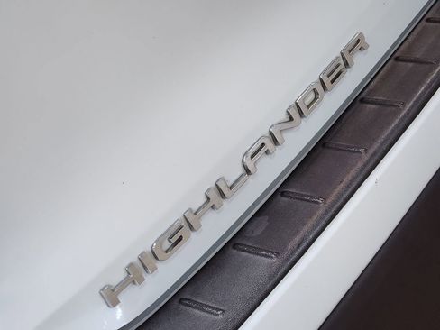 Used 2022 Toyota Highlander XLE FWD image 25