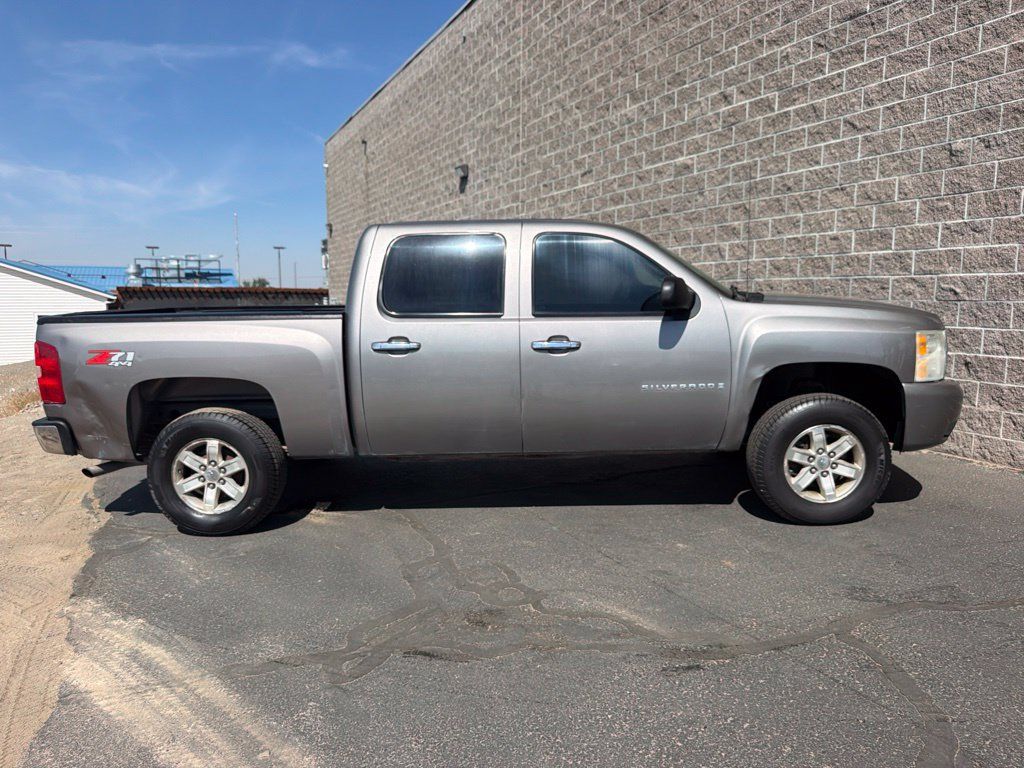 Used 2009 Chevrolet Silverado 1500 LT w/ Power Pack Plus AWD/4WD image 2