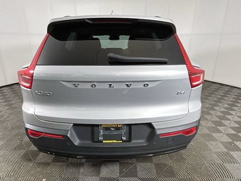 Used 2023 Volvo XC40 B4 Ultimate FWD image 3
