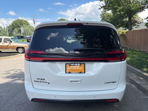 Used 2025 Chrysler Pacifica Limited FWD image 4