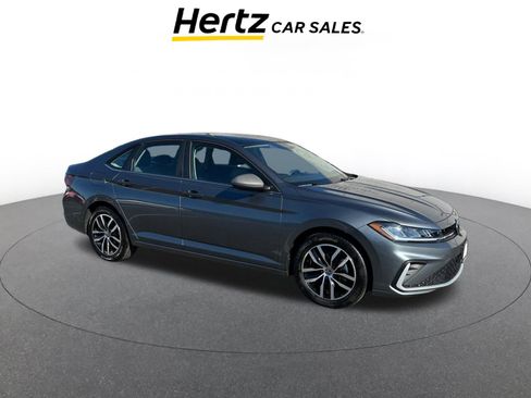 Used 2025 Volkswagen Jetta SE image 1