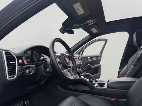Used 2020 Porsche Cayenne S image 9
