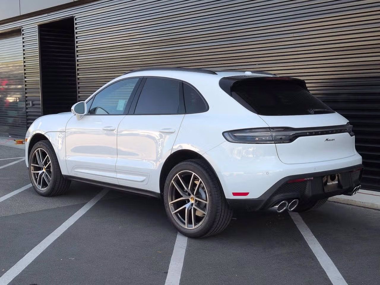 Certified 2026 Porsche Macan AWD/4WD image 3