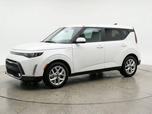 Used 2025 Kia Soul LX w/ LX Technology Package FWD image 3