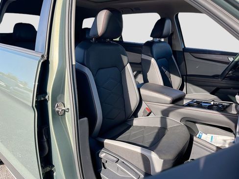 Used 2025 Volkswagen Atlas Peak Edition SE image 29