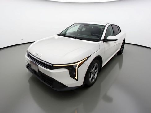 Used 2025 Kia K4 LXS image 3