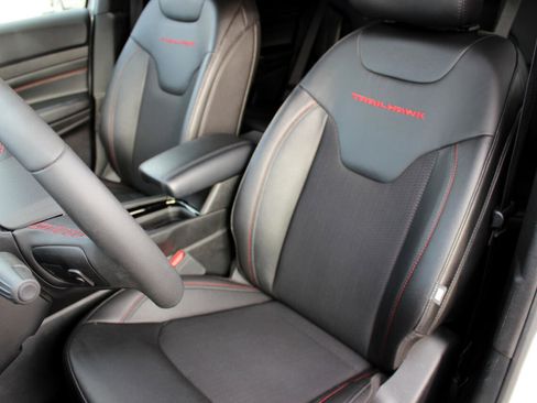 Used 2025 Jeep Compass Trailhawk image 13