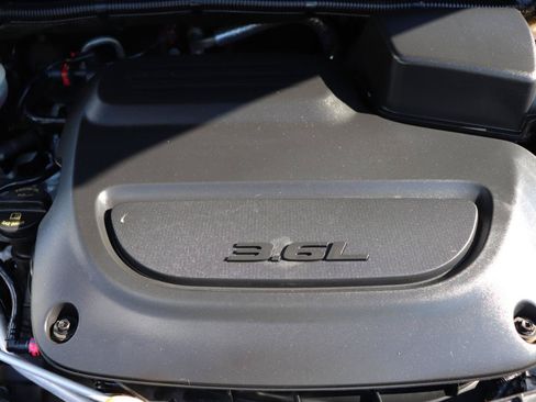 Used 2024 Chrysler Pacifica Touring-L FWD image 57