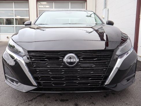 Used 2025 Nissan Altima 2.5 SV FWD image 2