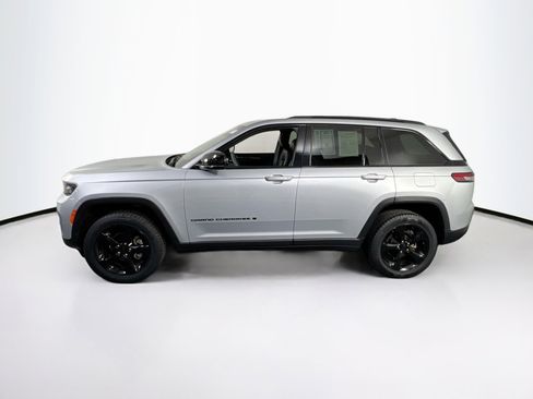 Used 2023 Jeep Grand Cherokee Altitude image 7