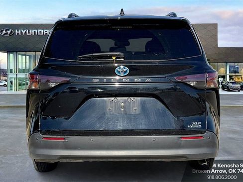 Used 2024 Toyota Sienna XLE image 4