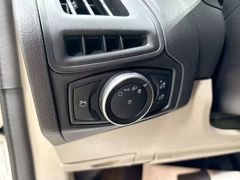 Used 2018 Ford Focus SE FWD image 12