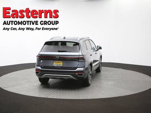 Used 2025 Volkswagen Taos SE AWD/4WD image 37