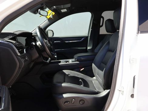 Used 2024 GMC Acadia Elevation FWD image 8