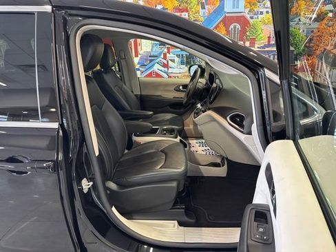 Used 2024 Chrysler Pacifica Touring-L image 51