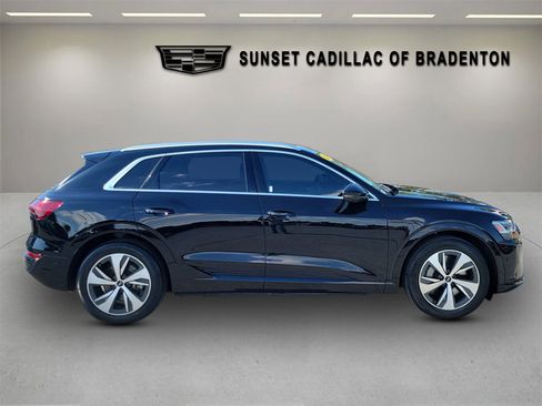 Used 2024 Audi Q8 e-tron Premium Plus image 3