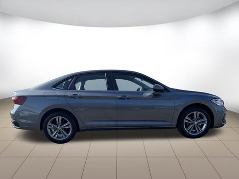 Used 2024 Volkswagen Jetta SE FWD image 9
