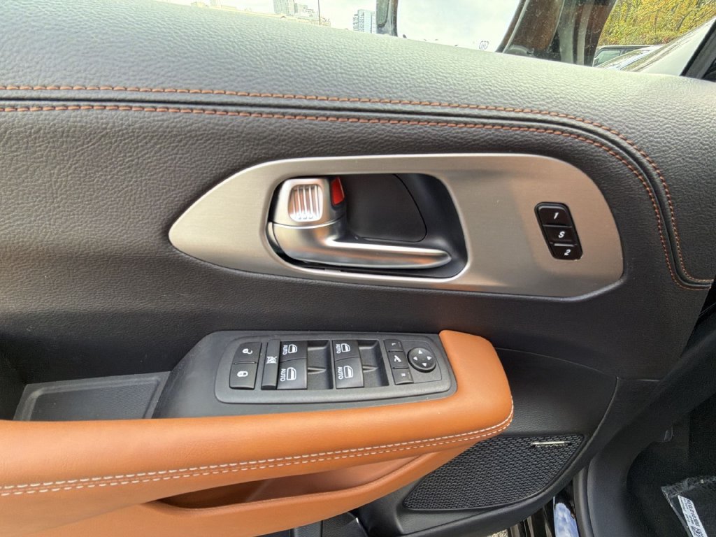 Used 2026 Chrysler Pacifica Pinnacle FWD image 15