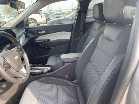 Used 2025 Chevrolet Trax LT w/ LT Convenience Package image 24