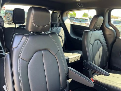 New 2027 Chrysler Pacifica Select AWD/4WD image 15