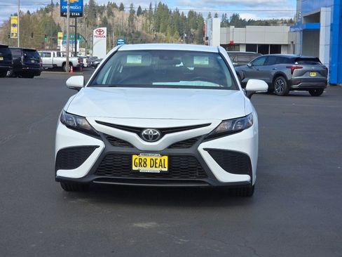 Certified 2022 Toyota Camry SE image 3