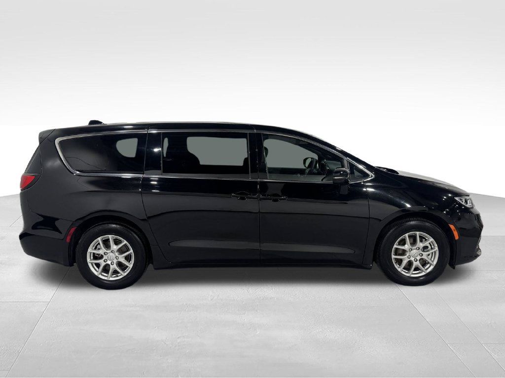 Used 2025 Chrysler Pacifica Select FWD image 22