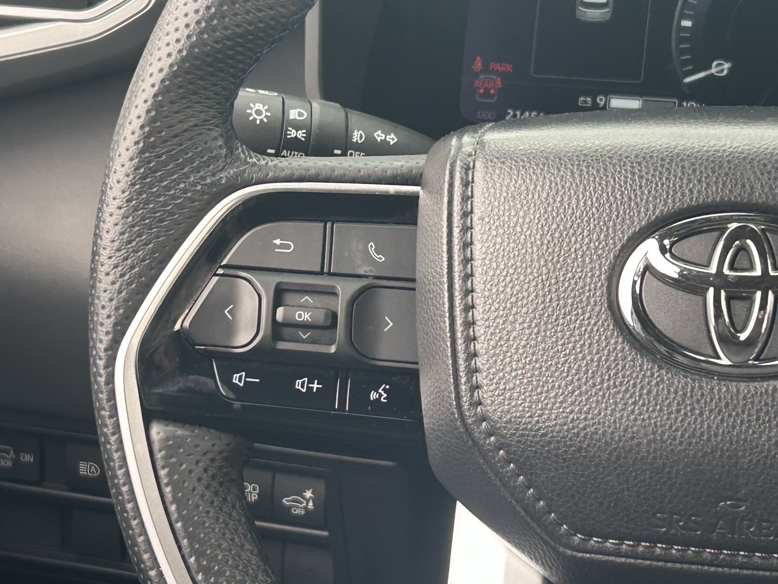 Used 2025 Toyota Sequoia Platinum AWD/4WD image 25