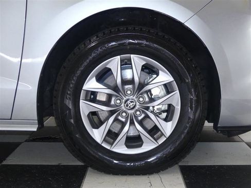 Used 2025 Toyota Sienna LE image 29