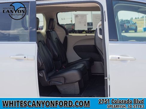 Used 2023 Chrysler Pacifica Touring-L FWD image 11