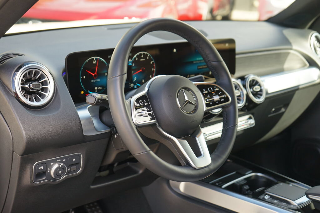 Used 2023 Mercedes-Benz GLB 250 4MATIC image 18