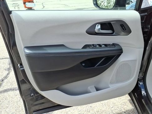 Used 2024 Chrysler Pacifica Limited FWD image 20