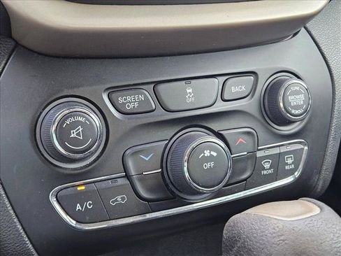 Used 2017 Jeep Cherokee Latitude FWD image 11