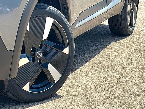 Certified 2025 Nissan Kicks SR FWD image 3