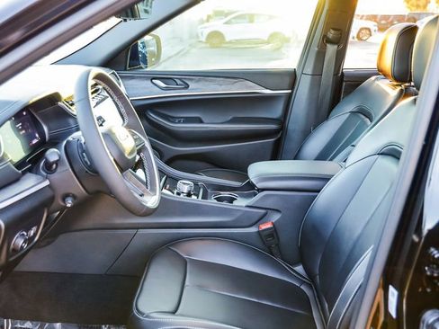 Used 2025 Jeep Grand Cherokee Limited w/ Luxury Tech Group II image 21