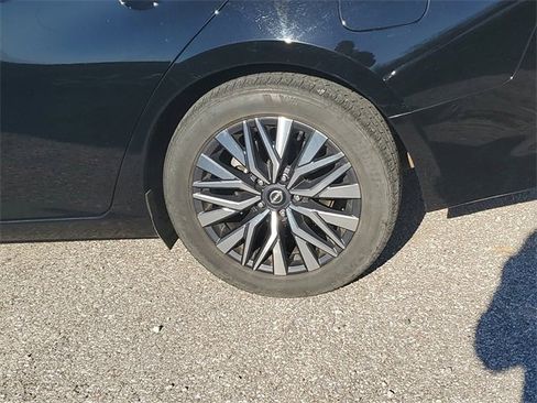 Used 2024 Nissan Altima 2.5 SV image 8