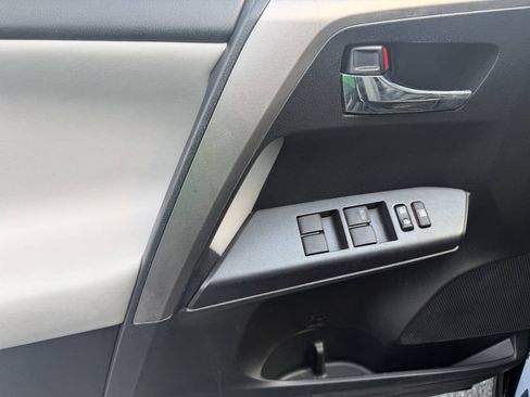 Used 2018 Toyota RAV4 XLE AWD/4WD image 29