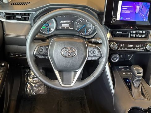 Used 2023 Toyota Venza LE AWD/4WD image 18